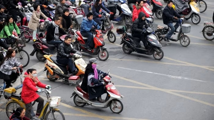 Rivoluzione in Cina: da maggio 2026 casco obbligatorio per tutti